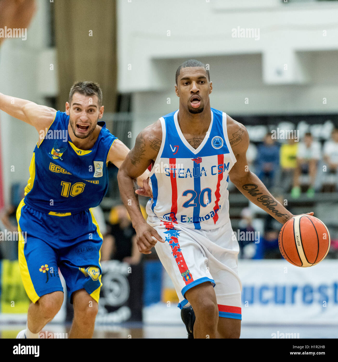 Bucharest, Romania. 23rd Sep, 2016. Men's National Basketball League Romania game between Steaua CSM EximBank Bucharest (ROU) vs CSU Sibiu (ROU) at Sala Regimentului de Garda 'Mihai Viteazul' in Bucharest, Romania ROU. Steaua CSM Exim Bank Bucharest vs CSU Atlassib Sibiu 77 – 68 © Catalin Soare/Pacific Press/Alamy Live News Stock Photo