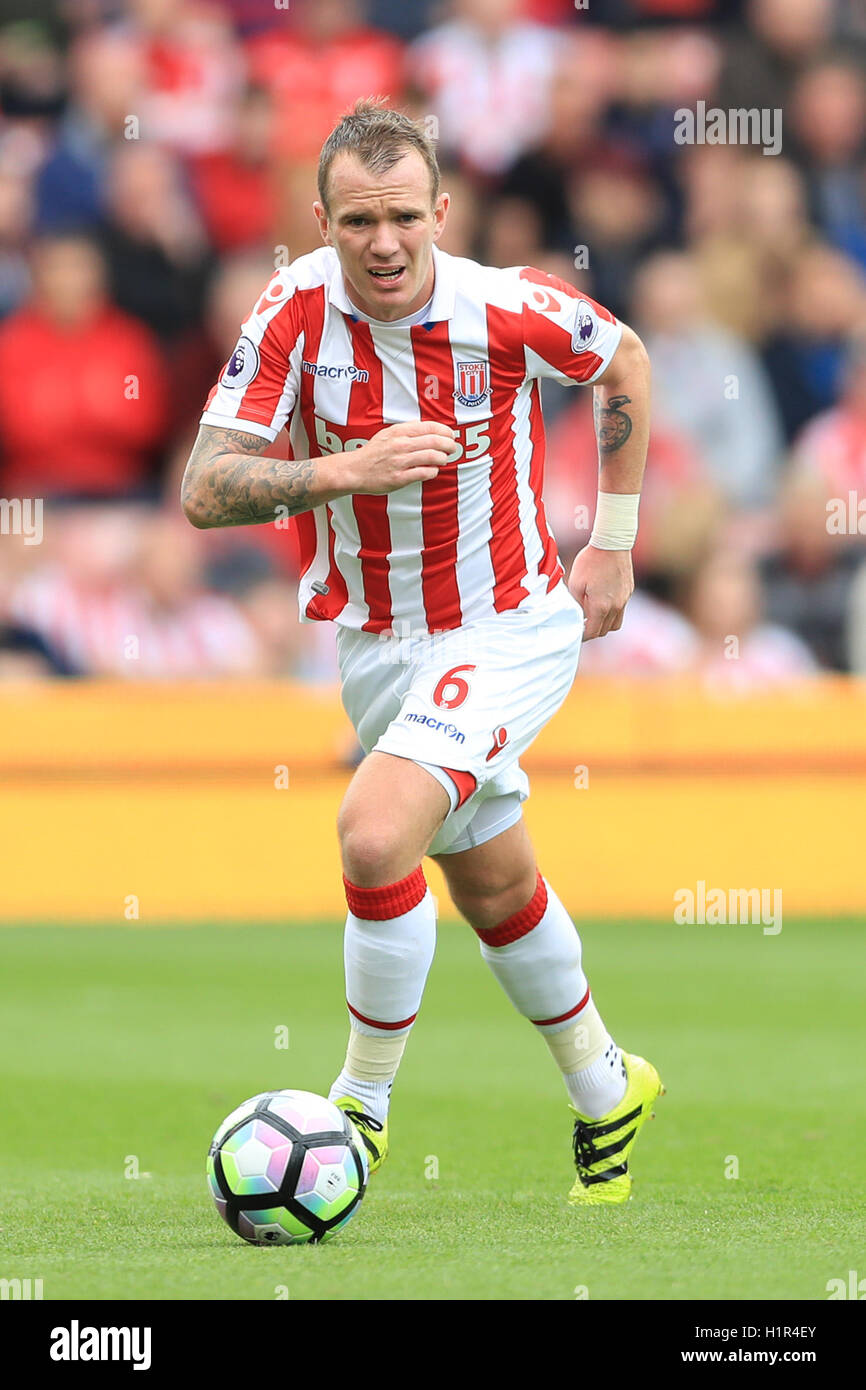 Stoke City's Glenn Whelan during the Premier League match at The Bet365 Stadium, Stoke-on-Trent. PRESS ASSOCIATION Photo. Picture date: Saturday September 24, 2016. See PA story SOCCER Stoke. Photo credit should read: Tim Goode/PA Wire. RESTRICTIONS: No use with unauthorised audio, video, data, fixture lists, club/league logos or 'live' services. Online in-match use limited to 75 images, no video emulation. No use in betting, games or single club/league/player publications. Stock Photo