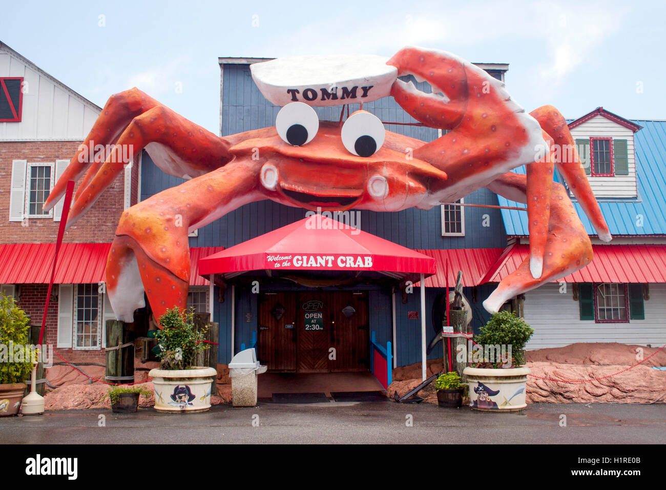 A colossal crab perched above Tommy’s restaurant in Myrtle Beach, South Carolina, grabs attention as a quirky coastal landmark and photo stop. Stock Photo