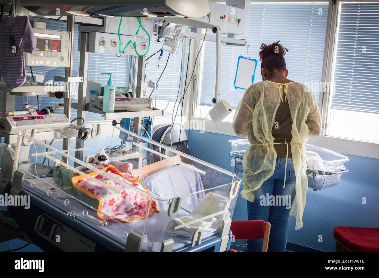 Neonatal intensive care unit hi-res stock photography and images - Alamy