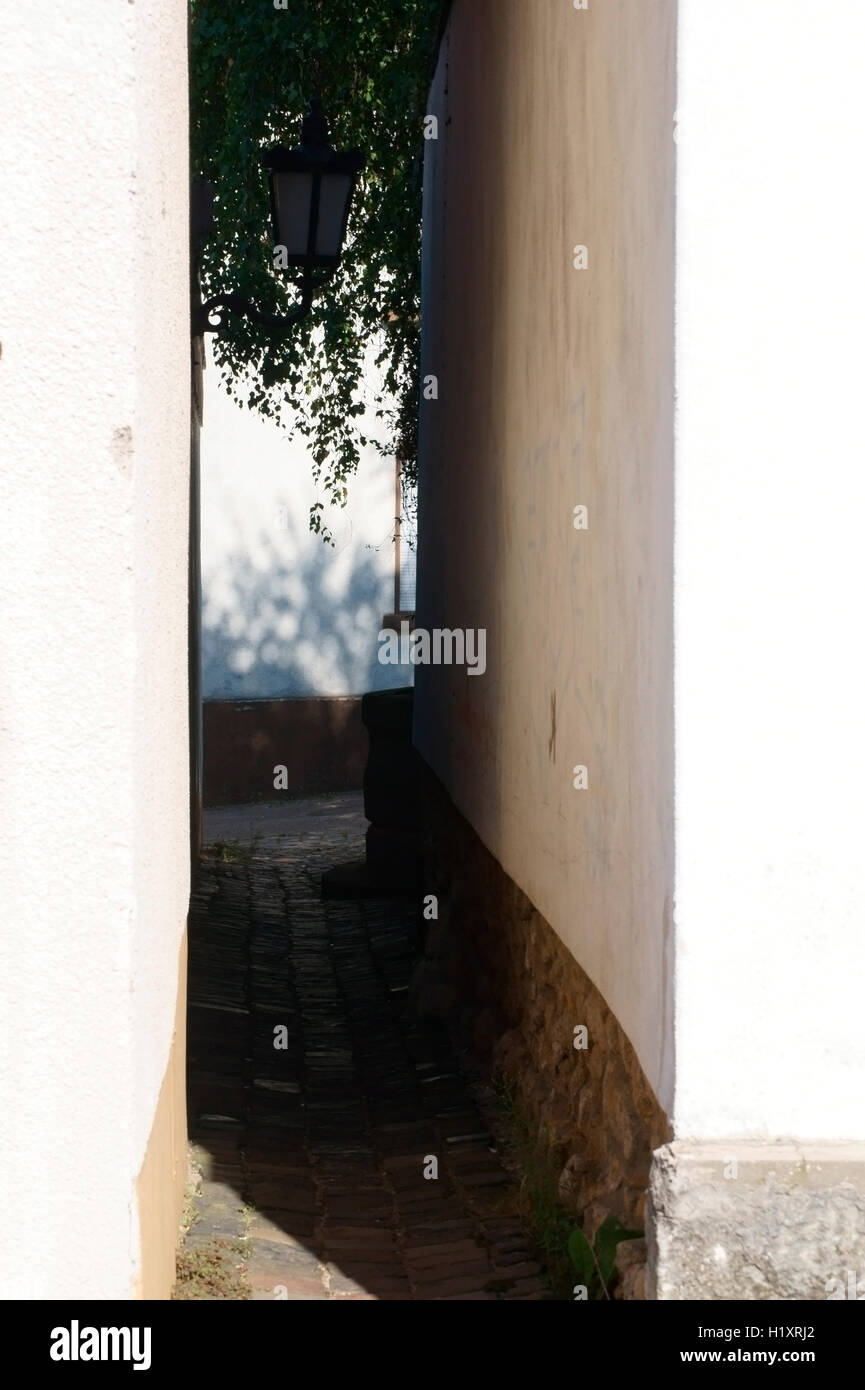 Alley narrow hi-res stock photography and images - Alamy