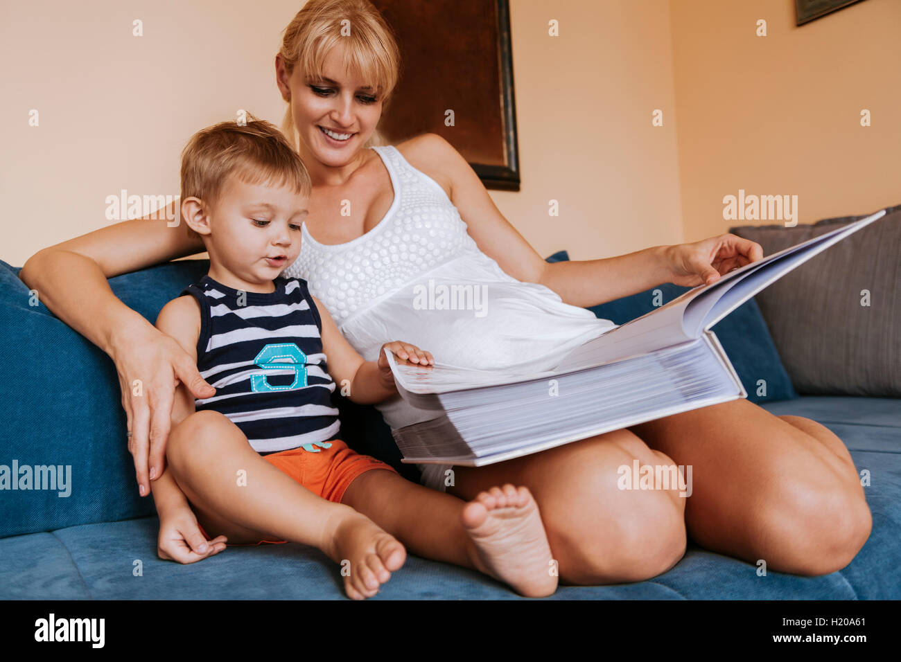 фотосессия мать и сын. молодая женщина с сыном-подростком. мамаша. сочные мамаши с сыновьями. инвест сына и матери.