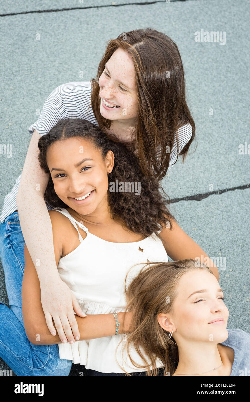 Back view three teenage girls hi-res stock photography and images - Alamy