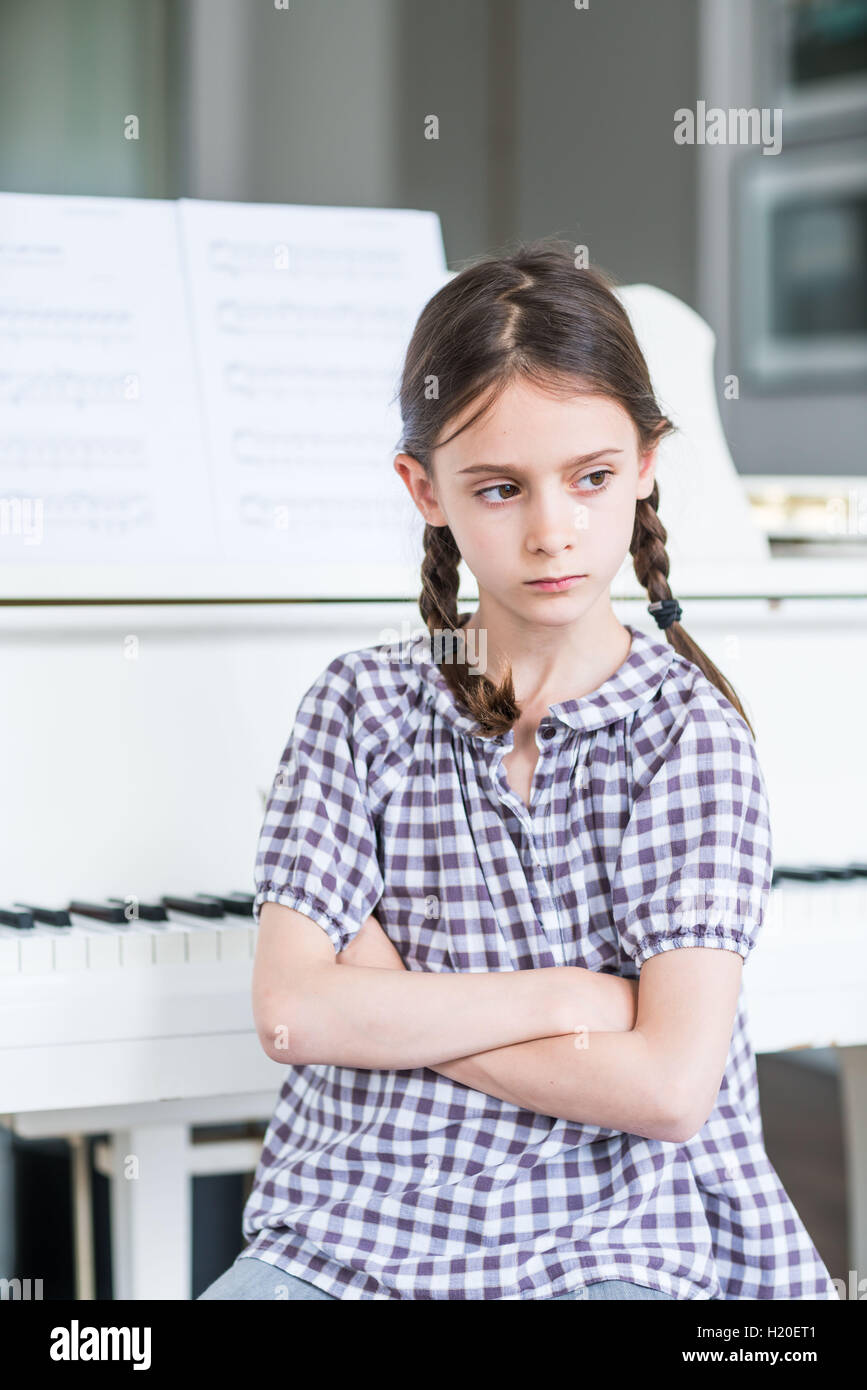 Sad 9 year old girl hi-res stock photography and images - Alamy