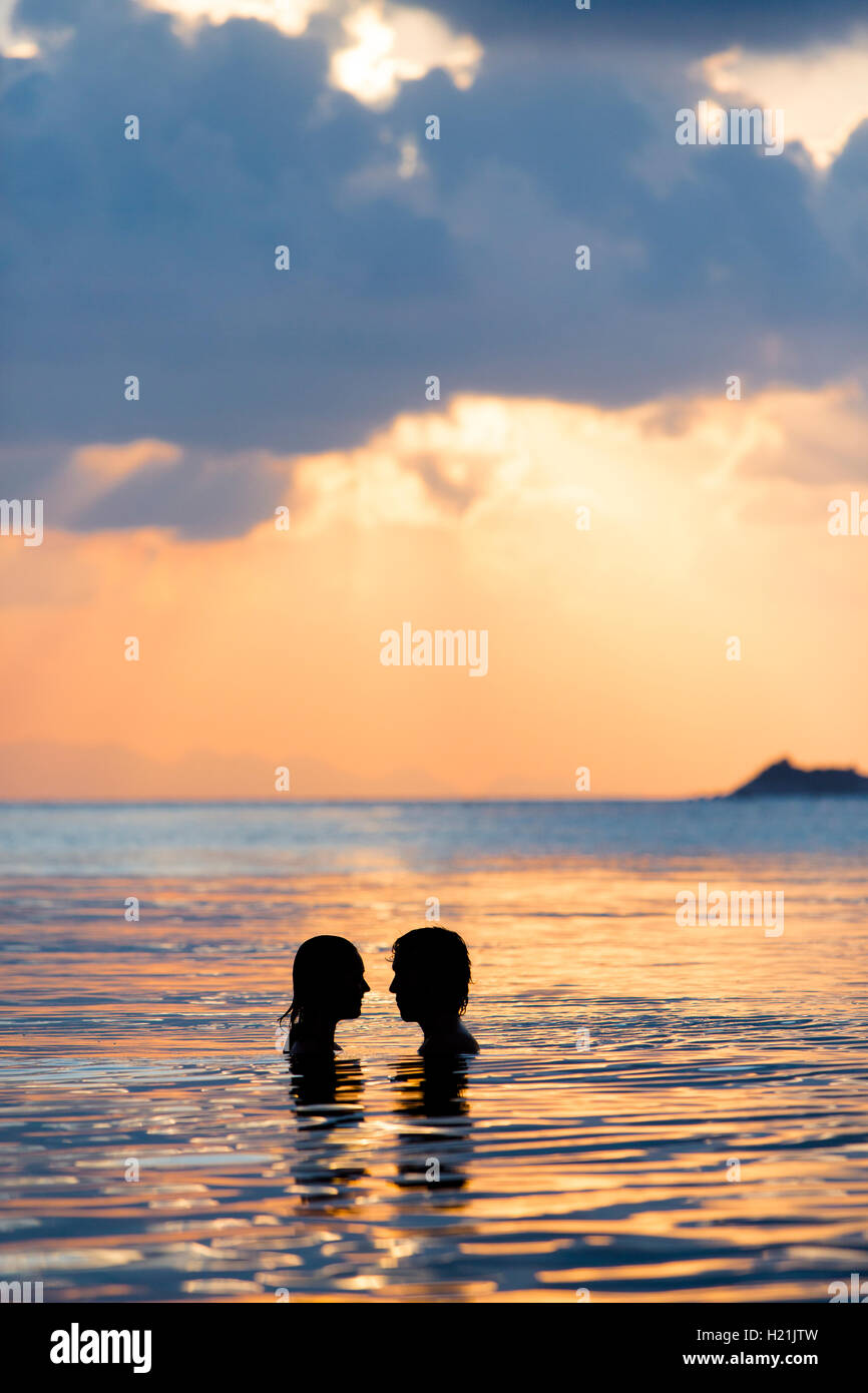Couple silhouettes hi-res stock photography and images - Alamy