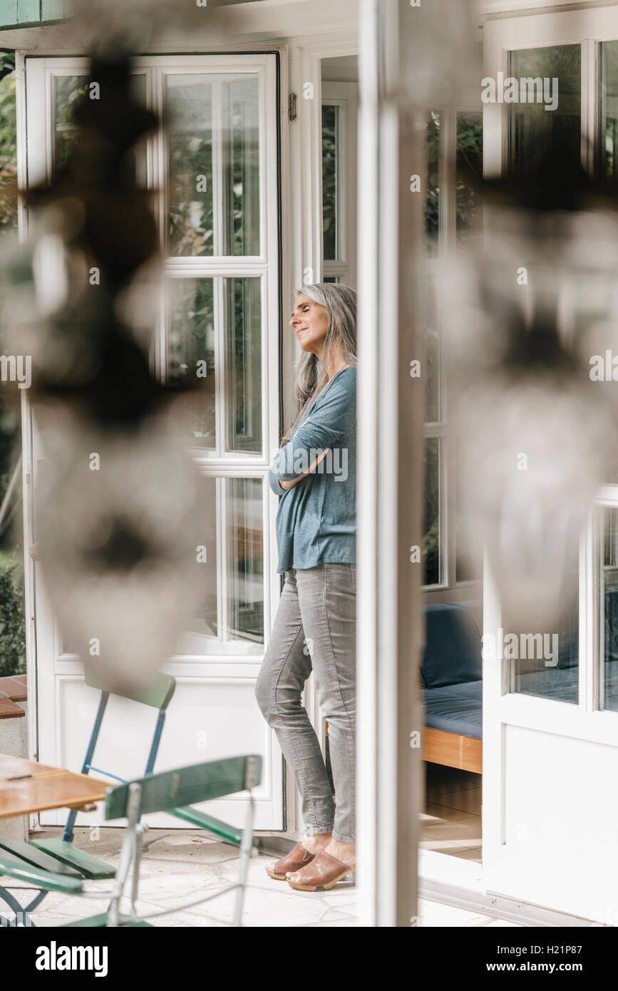 Leaning on door frame hires stock photography and images Alamy