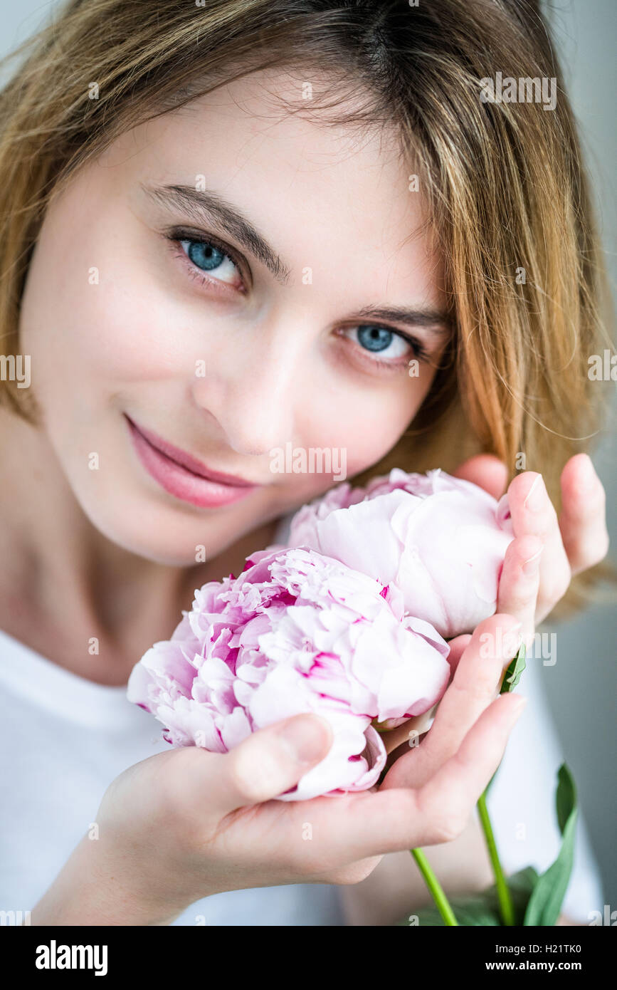 Woman holding a bouquet of peonies Stock Photo - Alamy