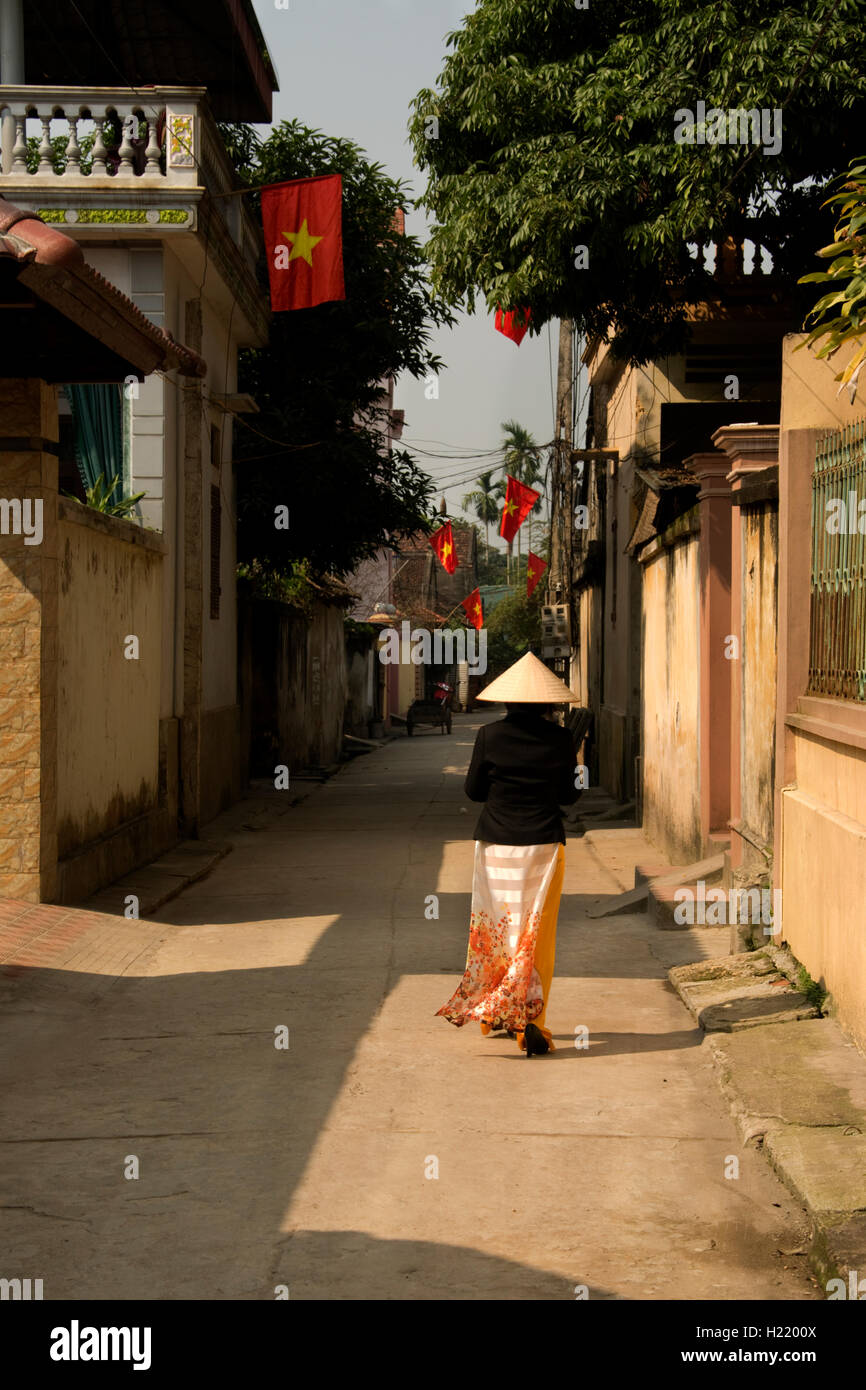 ASIA, Vietnam,  Phú Thọ (Phu Tho) Province, Hung Lo Village, woman in coolie hat in side street Stock Photo