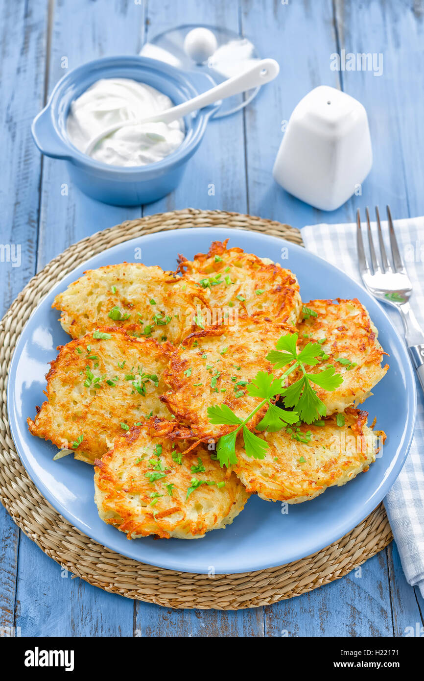 капустные драники. капустные драники. драники из капусты белокочанной. драники картофельные с капустой. драники с капустой.