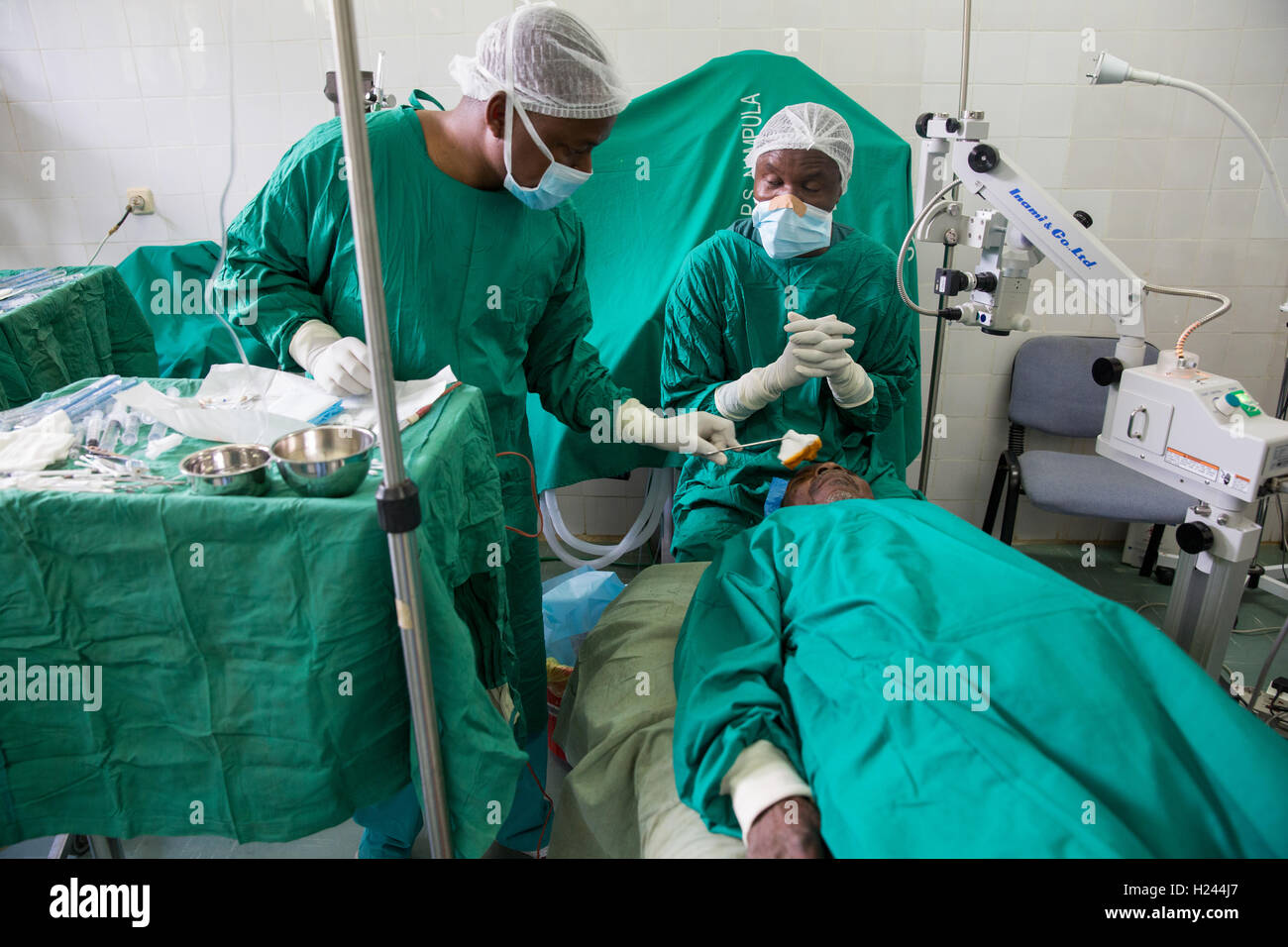Ribaue Hospital, Ribaue,  Nampula Province, Mozambique, August 2015.  Ophthamologist Dr Anselmo Vilanculo and his team in the operating theatre perform eye surgery to remove cataracts from patients identified by outreach team screening.   Photo by Mike Goldwater Stock Photo