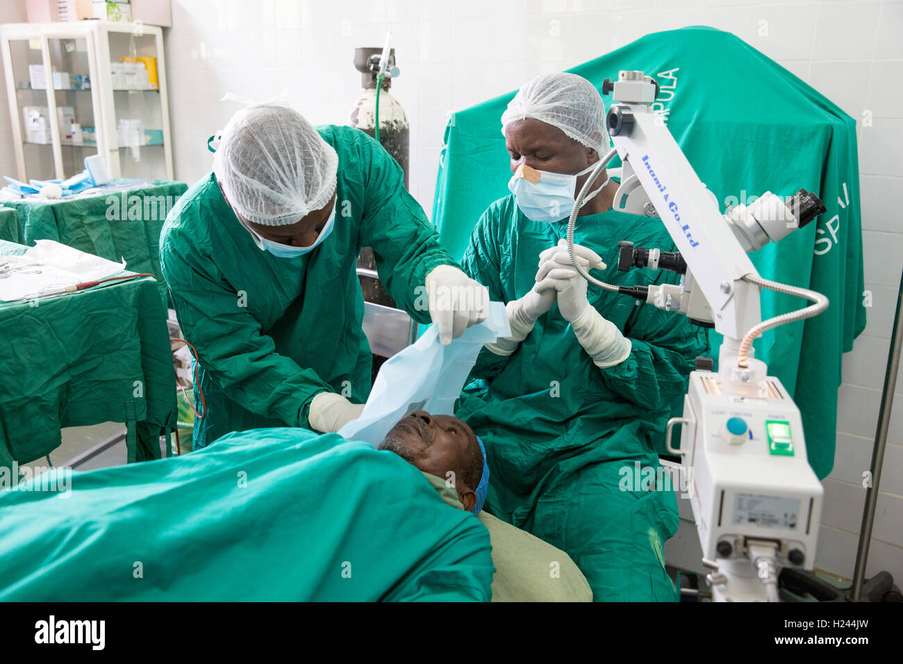 Ribaue Hospital, Ribaue,  Nampula Province, Mozambique, August 2015.  Ophthamologist Dr Anselmo Vilanculo and his team in the operating theatre perform eye surgery to remove cataracts from patients identified by outreach team screening.   Photo by Mike Goldwater Stock Photo