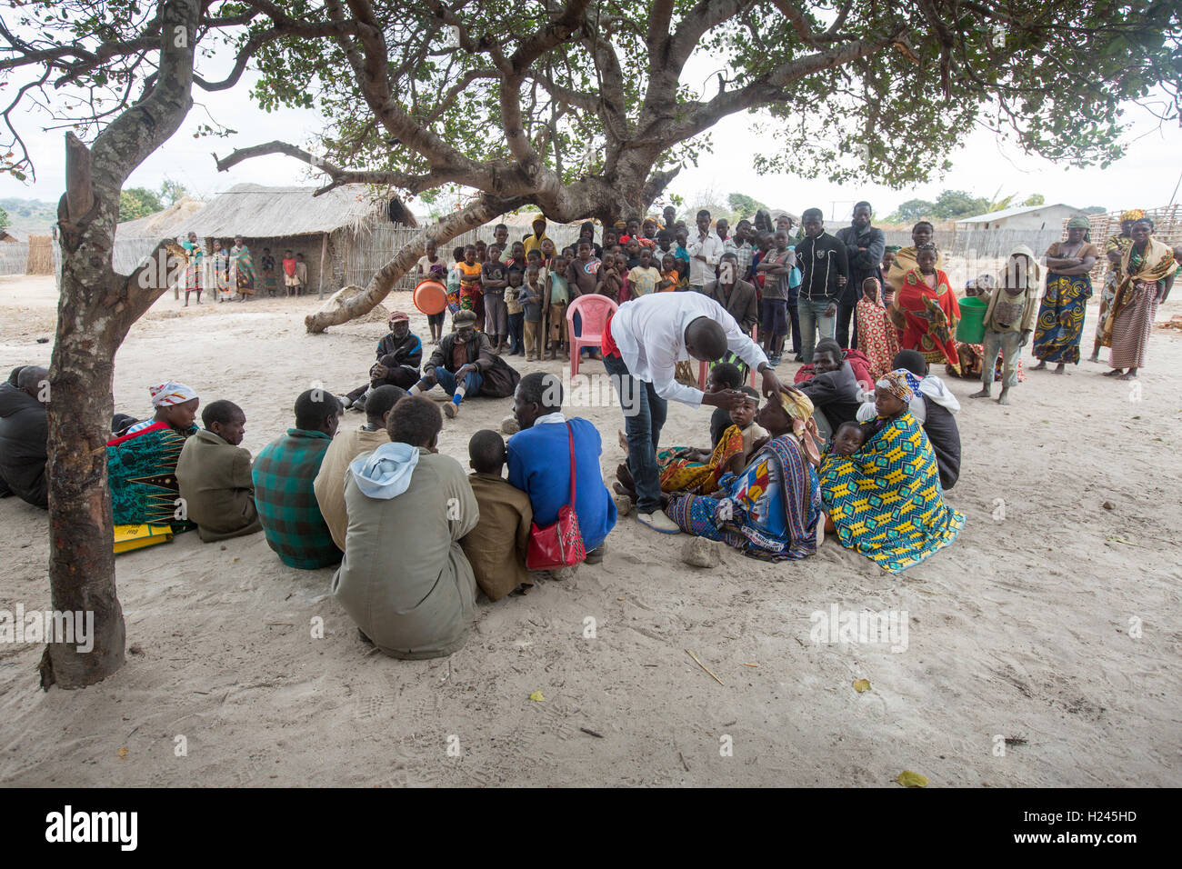 Chica district, Nampula Province, Mozambique, August 2015; Domingos Geraldo, Opthalmic Technician conducts a screening in Cavaia village.  Photo by Mike Goldwater Stock Photo