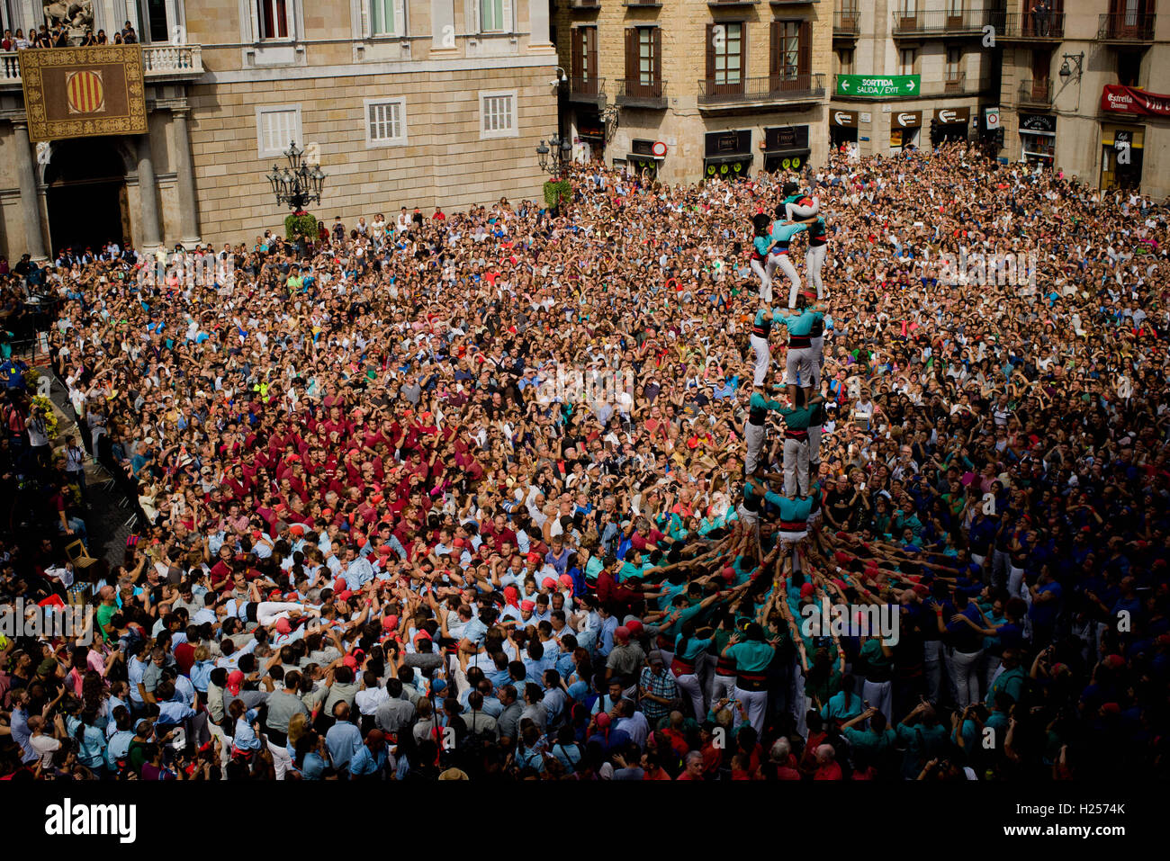Barcelona, Catalonia, Spain. 24th Sep, 2016. A human tower (castell in catalan) is built in Barcelona. For The Merce Festival (Festes de la Merce) has been held the traditional Jornada Castellera (Human Towers Day) in the town hall square of Barcelona. Credit: Jordi Boixareu/ZUMA Wire/Alamy Live News Stock Photo