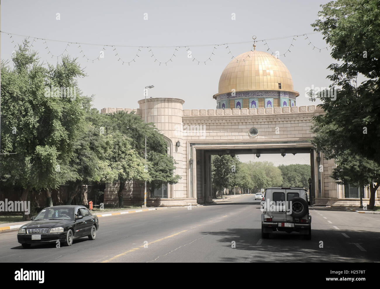 Baghdad, Iraq. 22nd Sep, 2016. Cars drive along walls and fences in the Green Zone in Baghdad, Iraq, 22 September 2016. The central government buildings, several embassies, offices of international organizations, and apartments are located in the extra secured Green Zone in the capital. Photo: MICHAEL KAPPELER/dpa/Alamy Live News Stock Photo