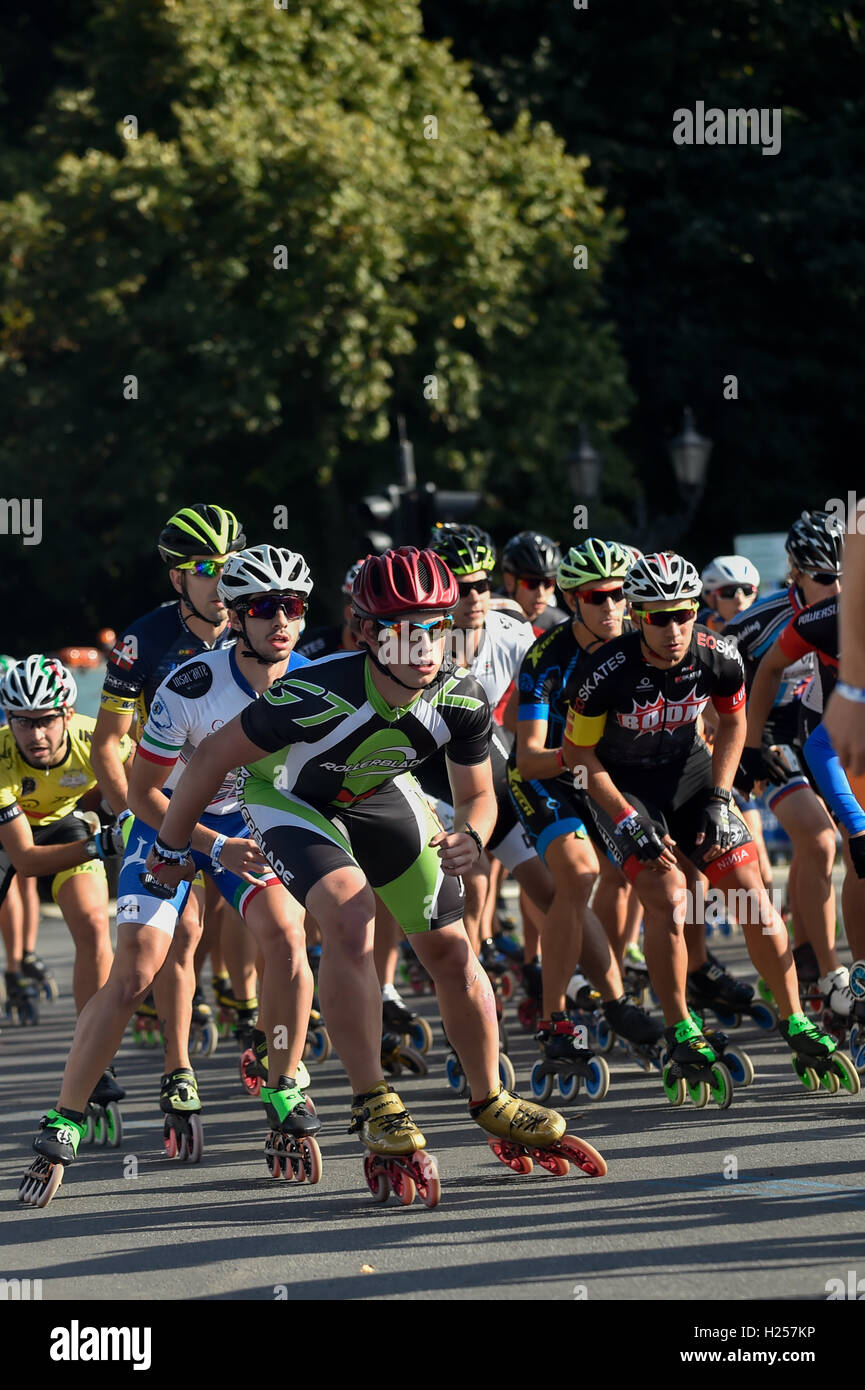 Berlin, Germany. 24th Sep, 2016. In-line skaters turn at the roundabout by the Victory Column during the in-line skating competition at the 43rd Berlin Marathon in Berlin, Germany, 24 September 2016. Photo: KLAUS-DIETMAR GABBERT/dpa/Alamy Live News Stock Photo
