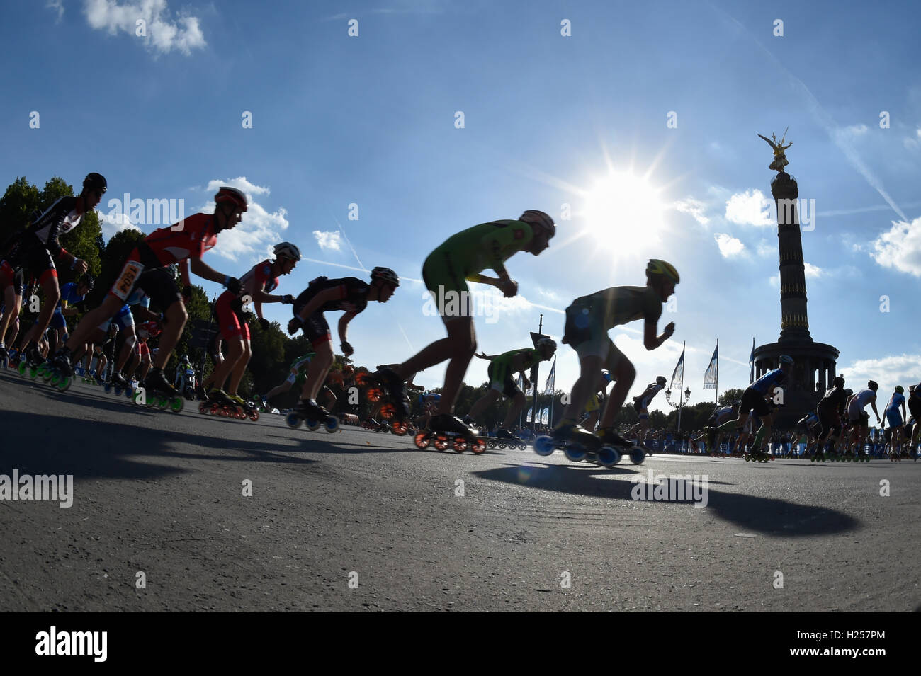 Berlin, Germany. 24th Sep, 2016. Numerous in-line skaters ride past the Victory Column during the in-line skating competition at the 43rd Berlin Marathon in Berlin, Germany, 24 September 2016. Photo: KLAUS-DIETMAR GABBERT/dpa/Alamy Live News Stock Photo