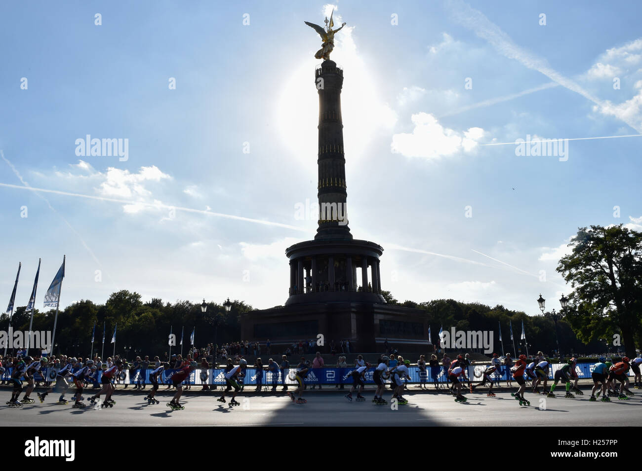 Berlin, Germany. 24th Sep, 2016. Numerous in-line skaters ride past the Victory Column during the in-line skating competition at the 43rd Berlin Marathon in Berlin, Germany, 24 September 2016. Photo: KLAUS-DIETMAR GABBERT/dpa/Alamy Live News Stock Photo