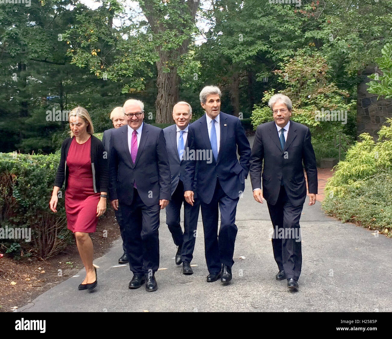 Boston, Massachusetts, USA. 24th Sep, 2016. US Foreign Minister John Kerry (2nd f.r.) receives his colleagues Paolo Gentiloni (Italy, r-l), Jean-Marc Ayrault (France), Boris Johnson (United Kingdom) and Frank-Walter Steinmeier(SPD, Germany) as well as the EU foreign commissioner, Federica Mogherini on the grounds of Tufts University in his hometown Boston, US, 24 September 2016. PHOTO: CHRISTOPH SATOR/dpa Credit:  dpa picture alliance/Alamy Live News Stock Photo