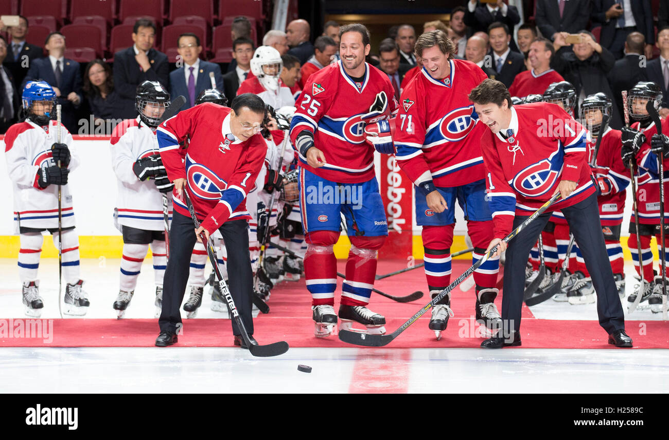 Montreal, Canada. 23rd Sep, 2016. Chinese Premier Li Keqiang and his Canadian counterpart, Justin Trudeau, drop the ceremonial first puck for a training game of young players of Chinese origin as they visit Bell Center of renowned Canadian ice hockey team Montreal Canadiens in Montreal, Canada, Sept. 23, 2016. © Huang Jingwen/Xinhua/Alamy Live News Stock Photo