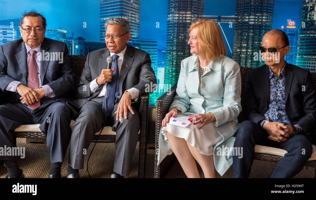 London, UK.  24 September 2016.  (L to R) Dato Ahmad Rasidi Hazizi, High Commissioner of Malaysia to UK, the Hon. Dato' Sri Mustapa Mohamed (MITI), Lady Victoria Borwick, MP for Kensington and Jimmy Choo, fashion designer at Malaysia Fest taking place in Trafalgar Square. Credit:  Stephen Chung / Alamy Live News Stock Photo