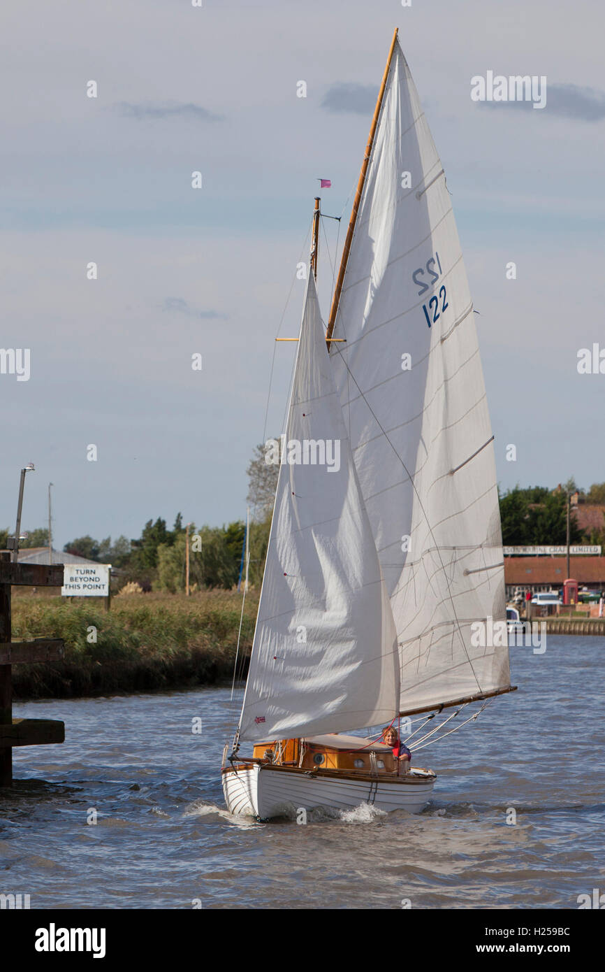 Norfolk Broads, UK. 24th Sep, 2016. River sailing cruisers on the River Yare at Reedham racing in the annual Yare Navigation Race organised by Coldham Hall Sailing Club. On route, a course which can take up to six hours to complete, they pass through Reedham's Victorian Swing Bridge carrying the Wherry Line from Lowestoft to Norwich, a stage in the race they may have to circle back and forth until it can be opened. Credit:  Adrian Buck/Alamy Live News Stock Photo