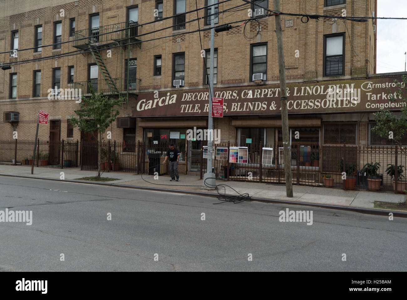 Ridgewood, USA. 24st September, 2016. man dragging cable off the street