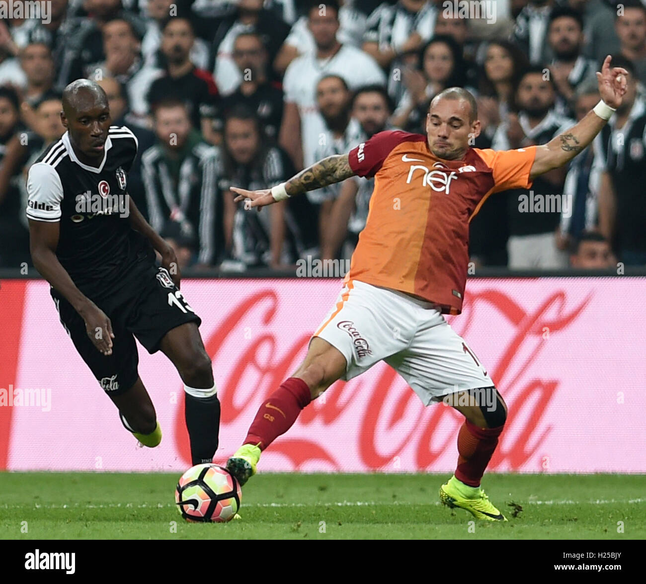 Istanbul, Turkey. 24th Sep, 2016. Galatasaray's Wesley Sneijder (R) vies with Besiktas' Atiba Hutchinson during the Turkish Super League match between Besiktas and Galatasaray at Vodafone Arena in Istanbul, Turkey, on Sept. 24, 2016. The match ended with a 2-2 draw. Credit:  He Canling/Xinhua/Alamy Live News Stock Photo