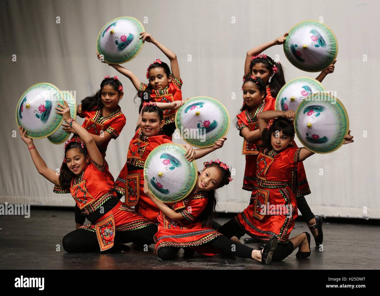 Chicago, USA. 24th Sep, 2016. Students from the Confucius Institute in Chicago (CIC) and the Chicago Public Schools (CPS) perform Chinese trational dance at Whitney Young Magnet High School in Chicago, the United States, on Sept. 24, 2016. Hundreds of students from elementary and high schools in Chicago gathered at Whitney Young Magnet High School Saturday to have a sip of traditional Chinese culture at the Chinese Cultural Festival. © Wang Ping/Xinhua/Alamy Live News Stock Photo