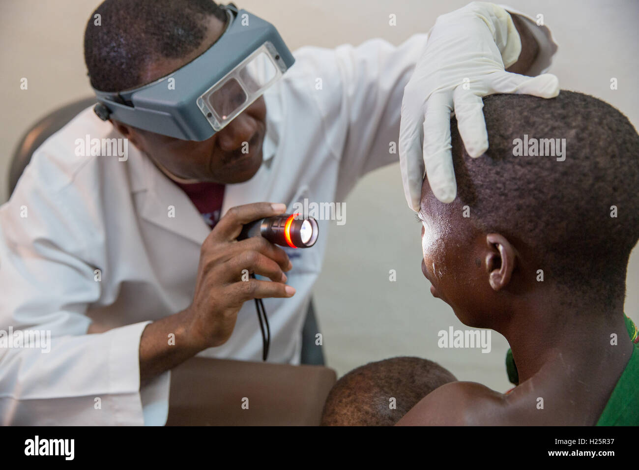 Ribaue Hospital, Ribaue,  Nampula Province, Mozambique, August 2015:   Ophthamologist Dr Anselmo Vilanculo checks  Laurinda Diago's sight after the cataract operation on her second eye the day before. Photo by Mike Goldwater Stock Photo