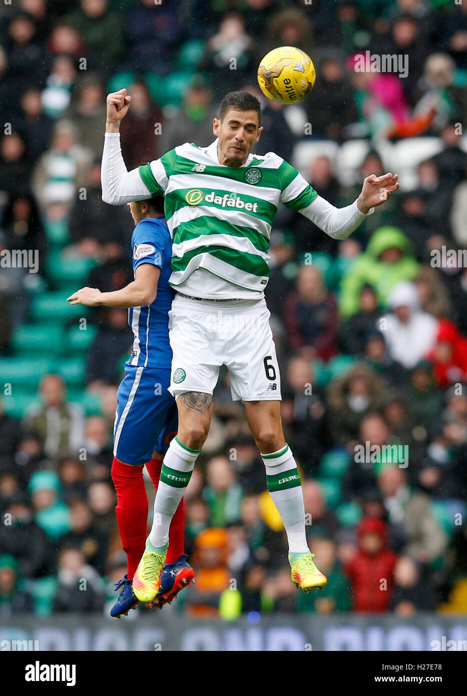 Celtic's Nir Bitton heads the ball in the air during the Ladbrokes Scottish Premiership match at Celtic Park, Glasgow. PRESS ASSOCIATION Photo. Picture date: Saturday September 24, 2016. See PA story SOCCER Celtic. Photo credit should read: Jane Barlow/PA Wire. Stock Photo