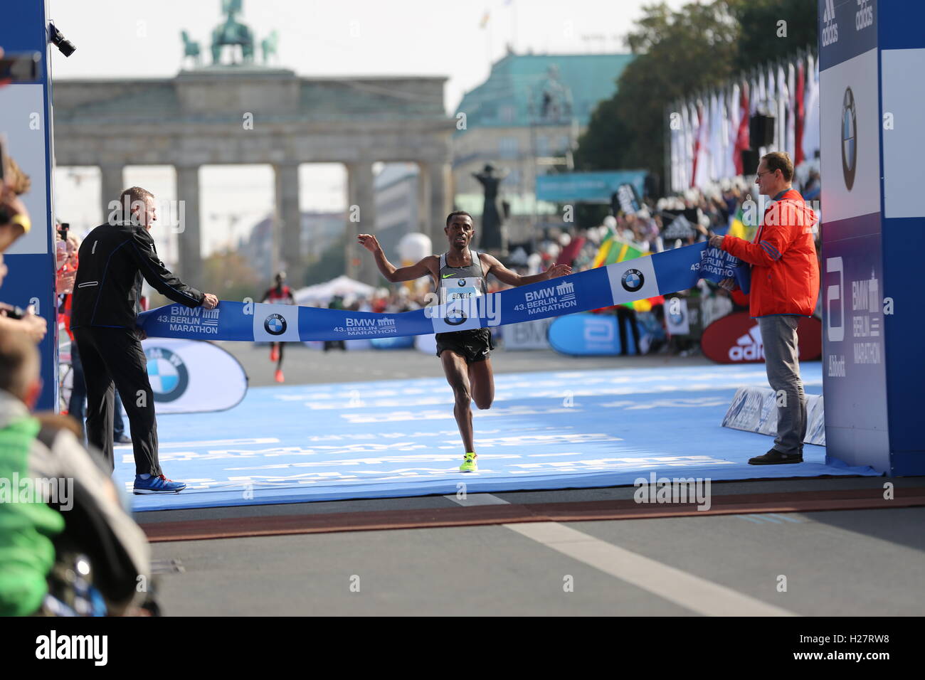 Berlin, Germany. 25th Sep, 2016. Berlin: Über 40.000 Teilnehmer (Läufer) sind jährlich beim Berlin-Marathon am Start. Sie kommen aus rund 120 Ländern. Kenenisa Bekele gewinnt den 43. Berlin-Marathon vor Wilson Kipsang aus Kenia - und verfehlt den Weltrekord um nur sechs Sekunden. Die schnellste Frau, Aberu Kebede kommt wie Bekele aus Äthiopien - ebenso die zweit- und die drittschnellste Frau. Das Foto zeigt Kenenisa Bekele Credit:  Simone Kuhlmey/Pacific Press/Alamy Live News Stock Photo