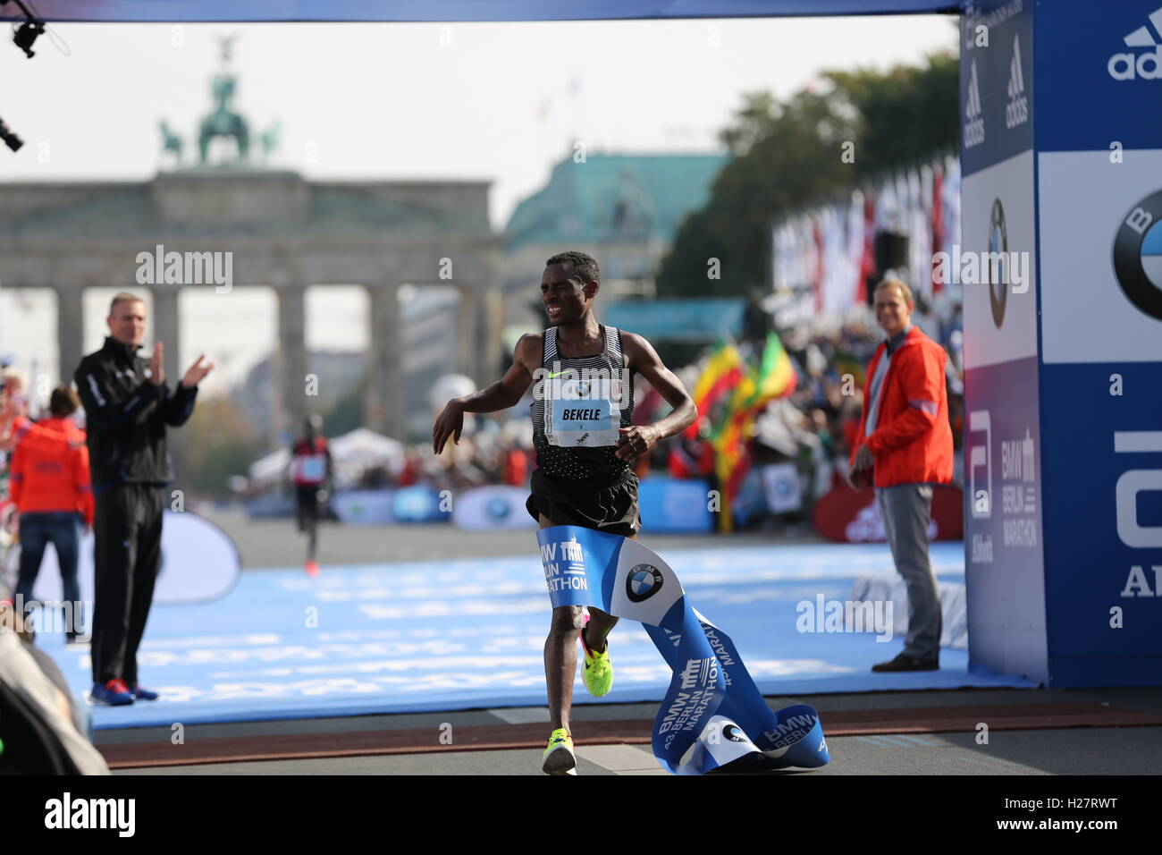 Berlin, Germany. 25th Sep, 2016. Berlin: Über 40.000 Teilnehmer (Läufer) sind jährlich beim Berlin-Marathon am Start. Sie kommen aus rund 120 Ländern. Kenenisa Bekele gewinnt den 43. Berlin-Marathon vor Wilson Kipsang aus Kenia - und verfehlt den Weltrekord um nur sechs Sekunden. Die schnellste Frau, Aberu Kebede kommt wie Bekele aus Äthiopien - ebenso die zweit- und die drittschnellste Frau. Das Foto zeigt Kenenisa Bekele Credit:  Simone Kuhlmey/Pacific Press/Alamy Live News Stock Photo