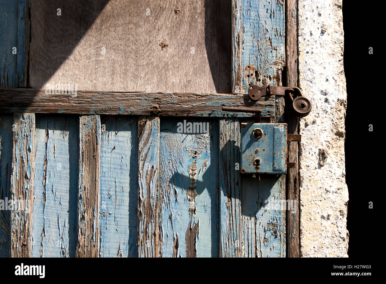Old padlock on a wooden door texture Stock Photo - Alamy