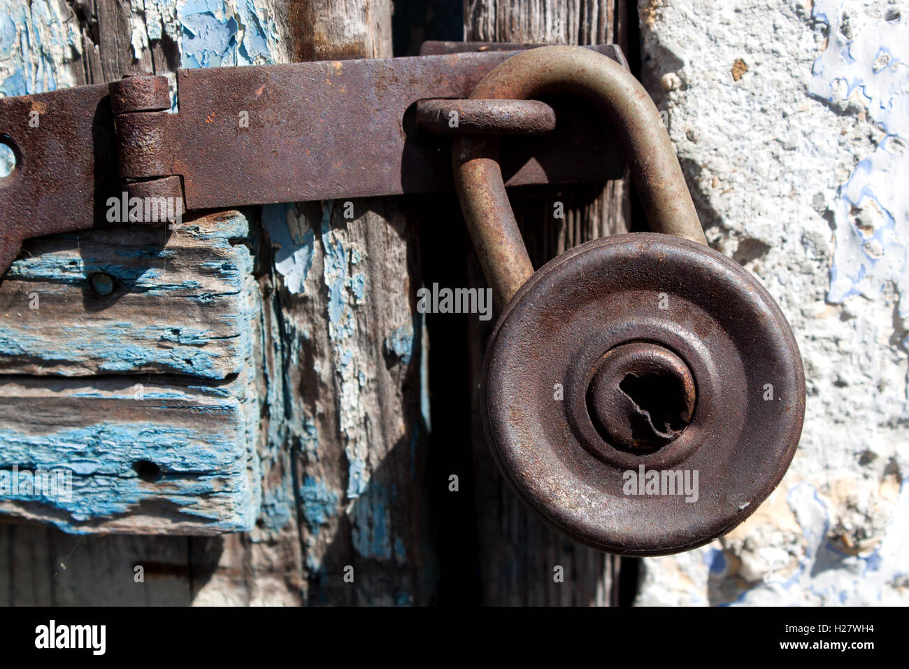 Old padlock on a wooden door texture Stock Photo - Alamy