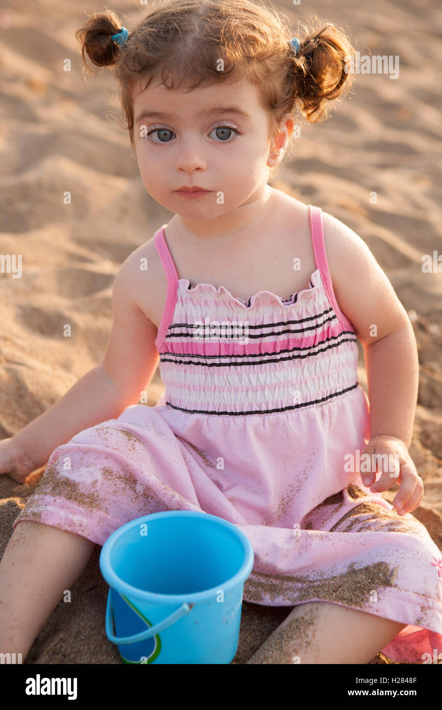 Blu Eyes Brunette Toddler Girl Playing With Sand In Beach Stock Photo Alamy Blu Eyes Brunette Toddler Girl Playing With Sand In Beach Stock Photo Alamy