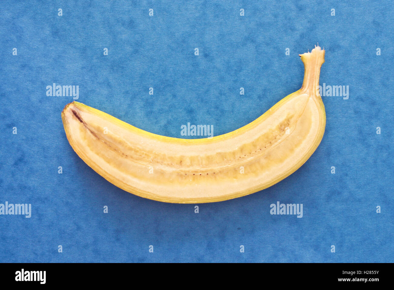 a) Banana bunch; (b) axial view of a banana; (c) lateral view of a