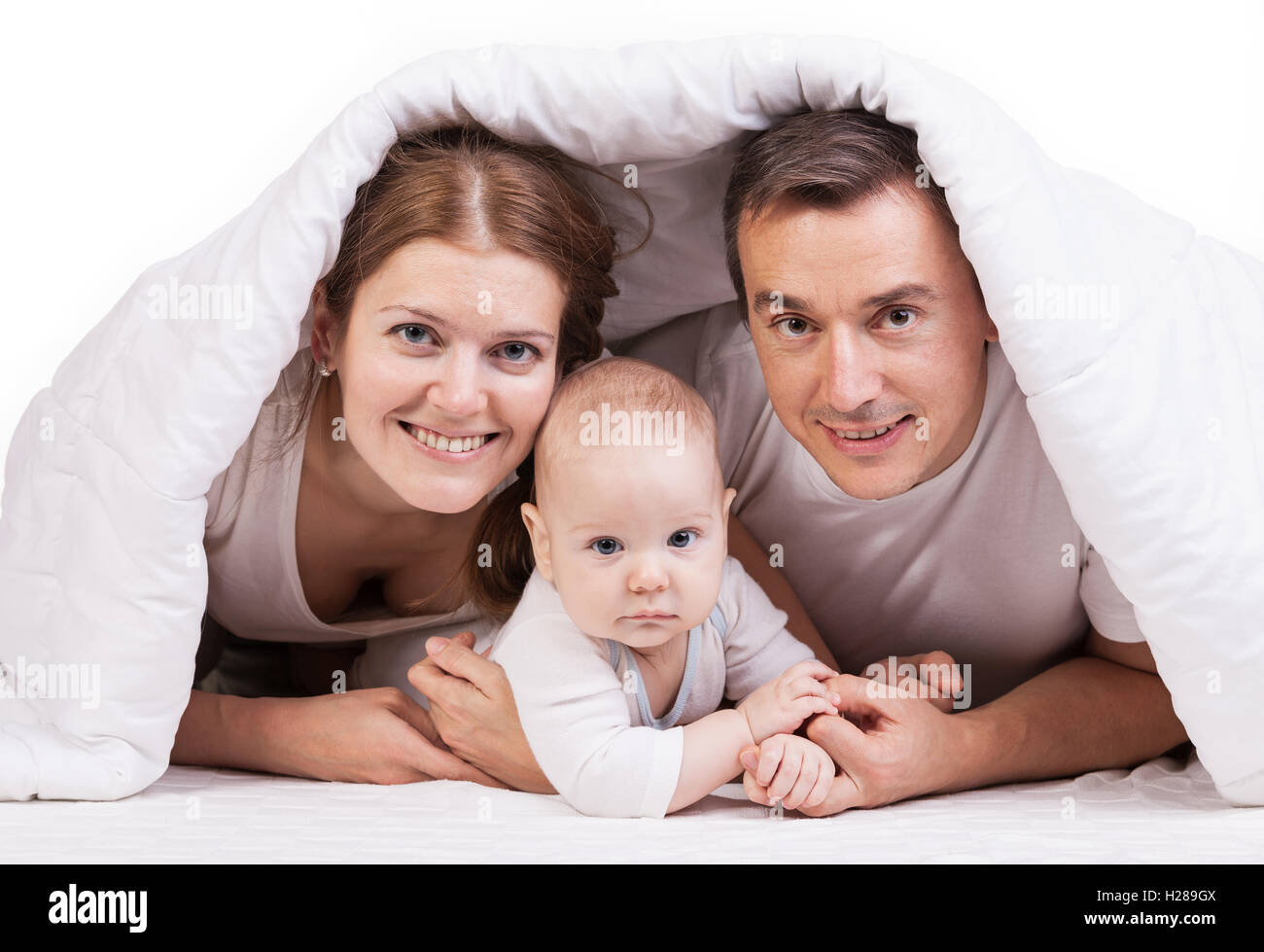 Папа в спальне дочки. Семья на кровати фотосессия. Фотосессия семейная под одеялом. Семья одеяло. Семейное фото на кровати.