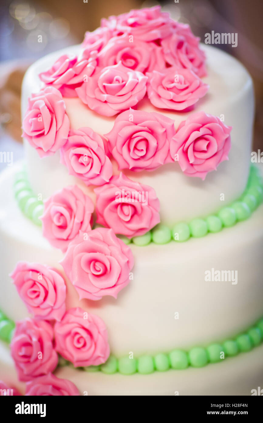 Wedding cake decorated with roses hi-res stock photography and images ...
