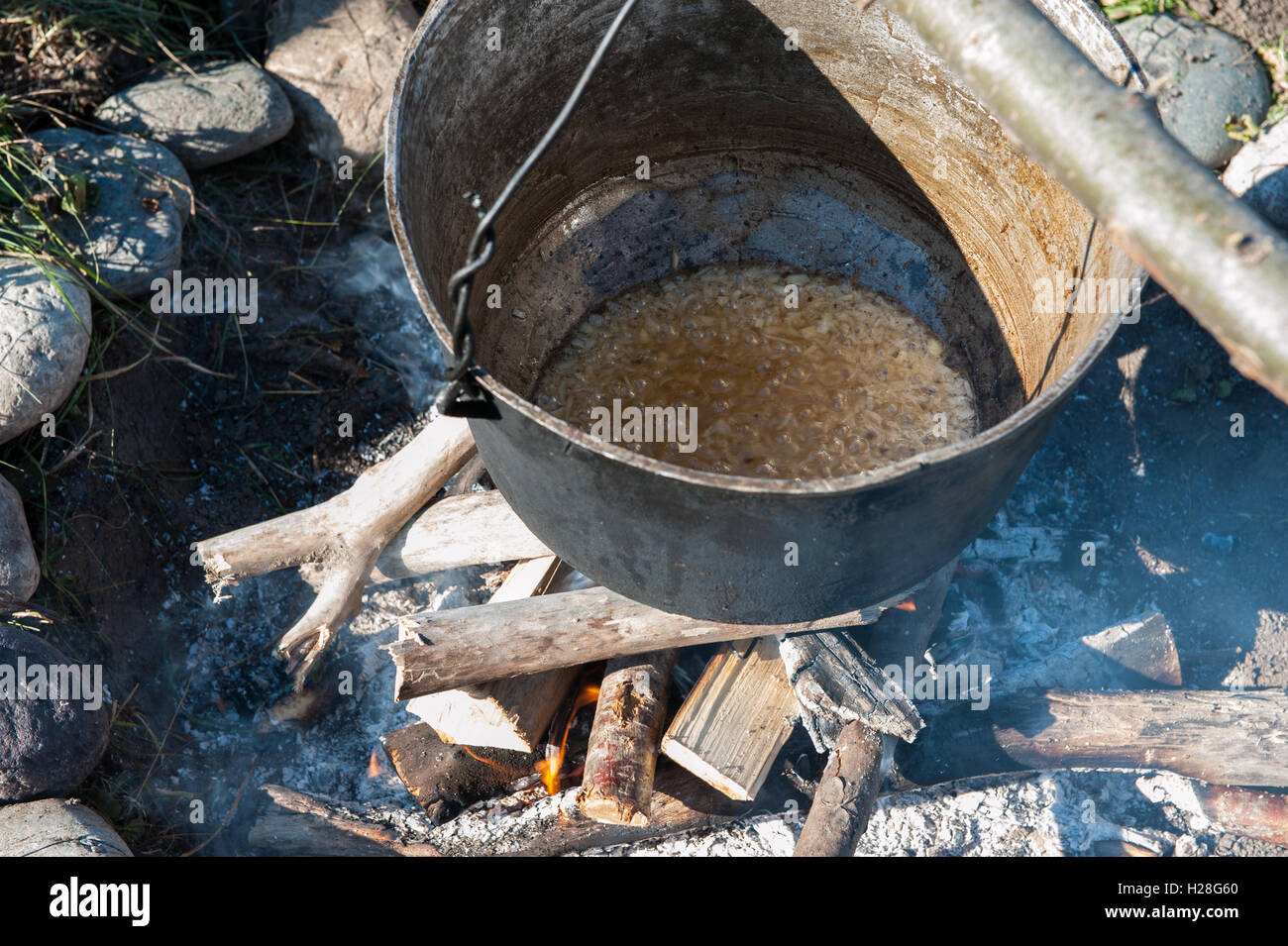 Cooking over a campfire Stock Photo - Alamy