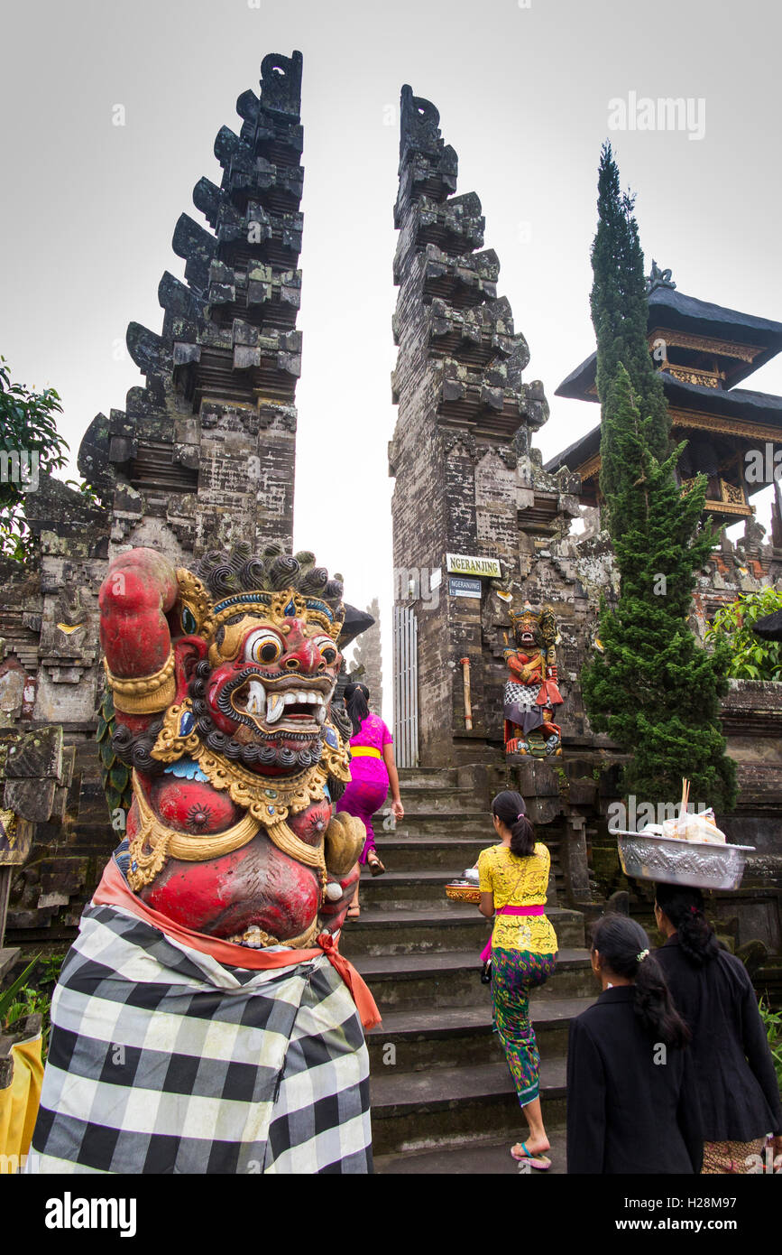 Indonesia, Bali, Batur, Pura Ulun Danu Batur, temple entrance worshippers with Kuningan offerings Stock Photo
