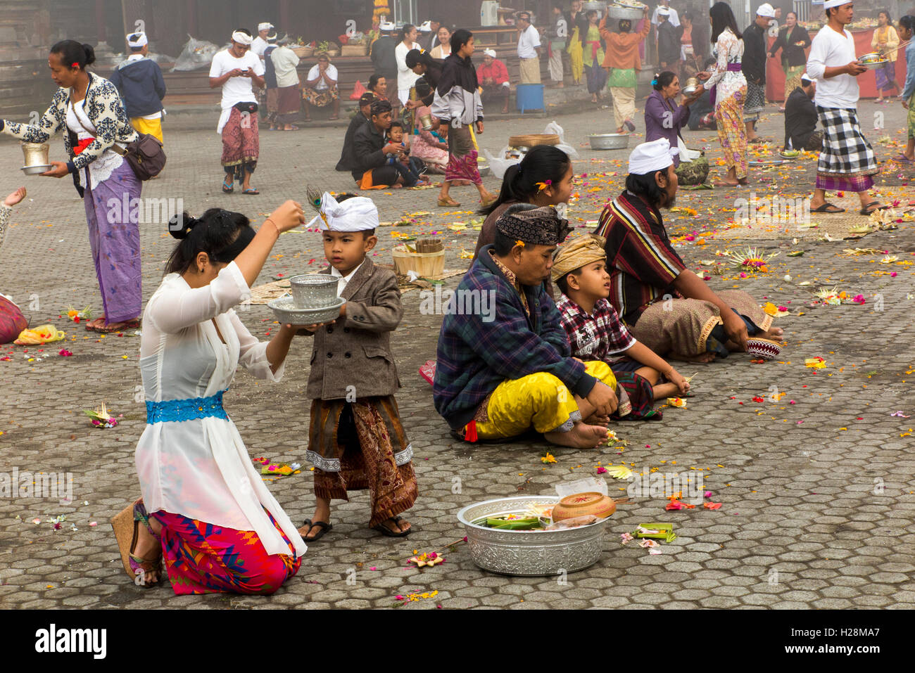Indonesia, Bali, Batur, Pura Ulun Danu Batur, Kuningan festival worshippers praying, sprinkling holy water Stock Photo
