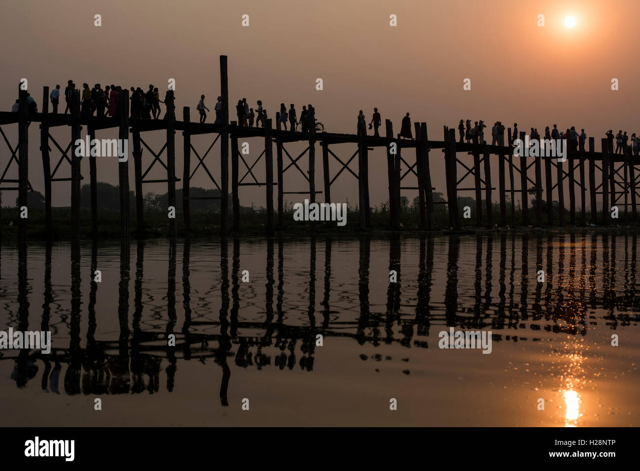 The u bein bridge at sunset hi-res stock photography and images - Alamy