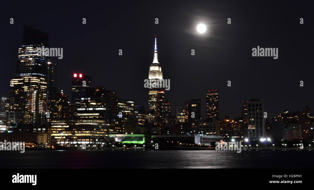 Nyc skyline at moonrise hi-res stock photography and images - Alamy