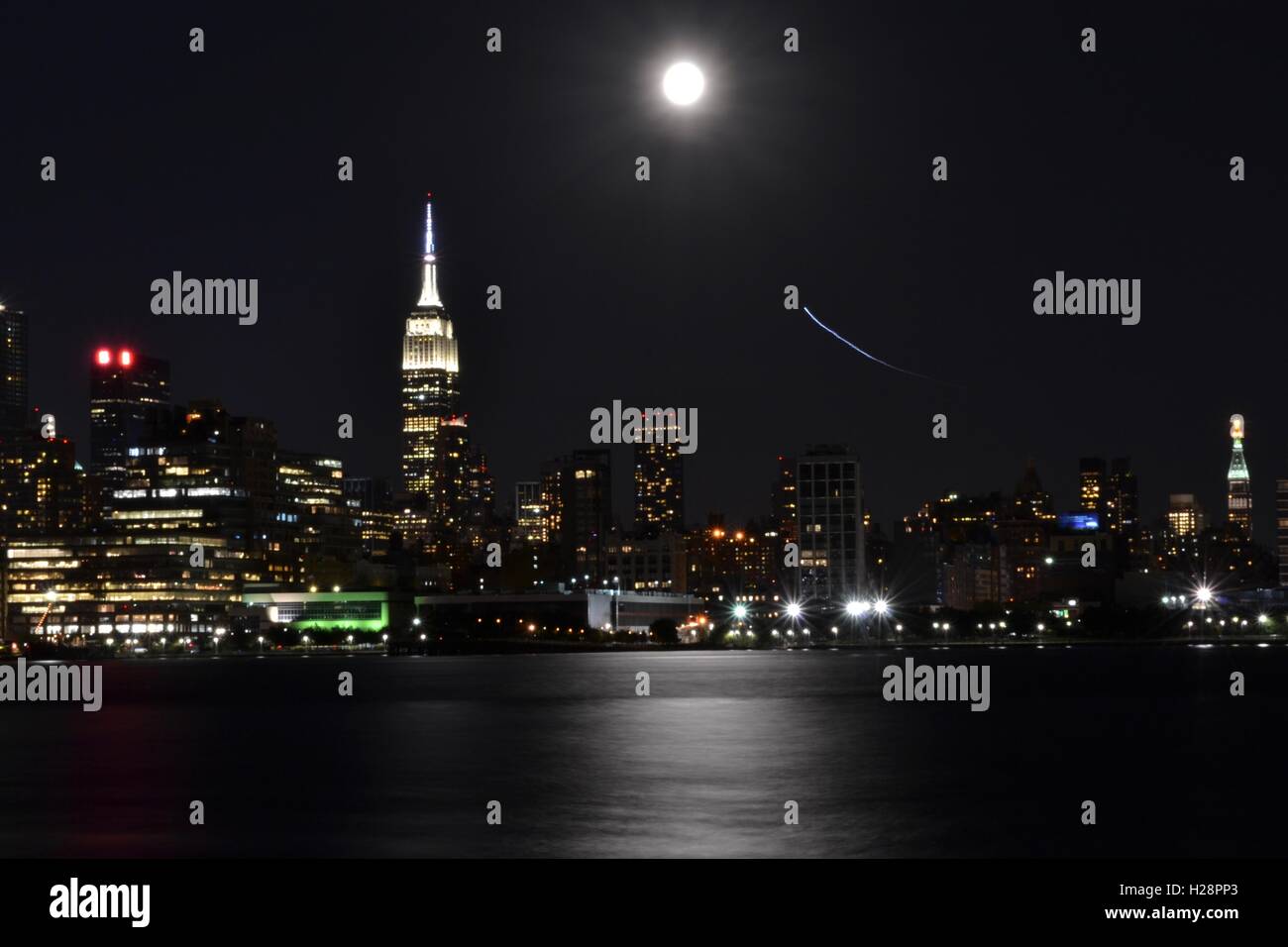 Nyc skyline at moonrise hi-res stock photography and images - Alamy