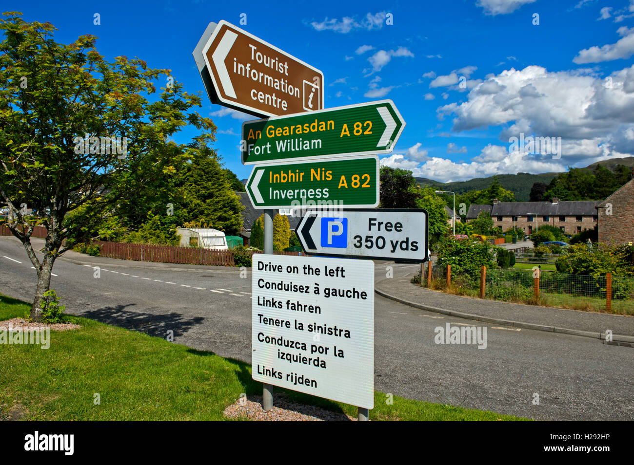 Strassenschilder und Hinweistafeln an einer Kreuzung in Fort Augustus, Schottland, Grossbritannien Stock Photo