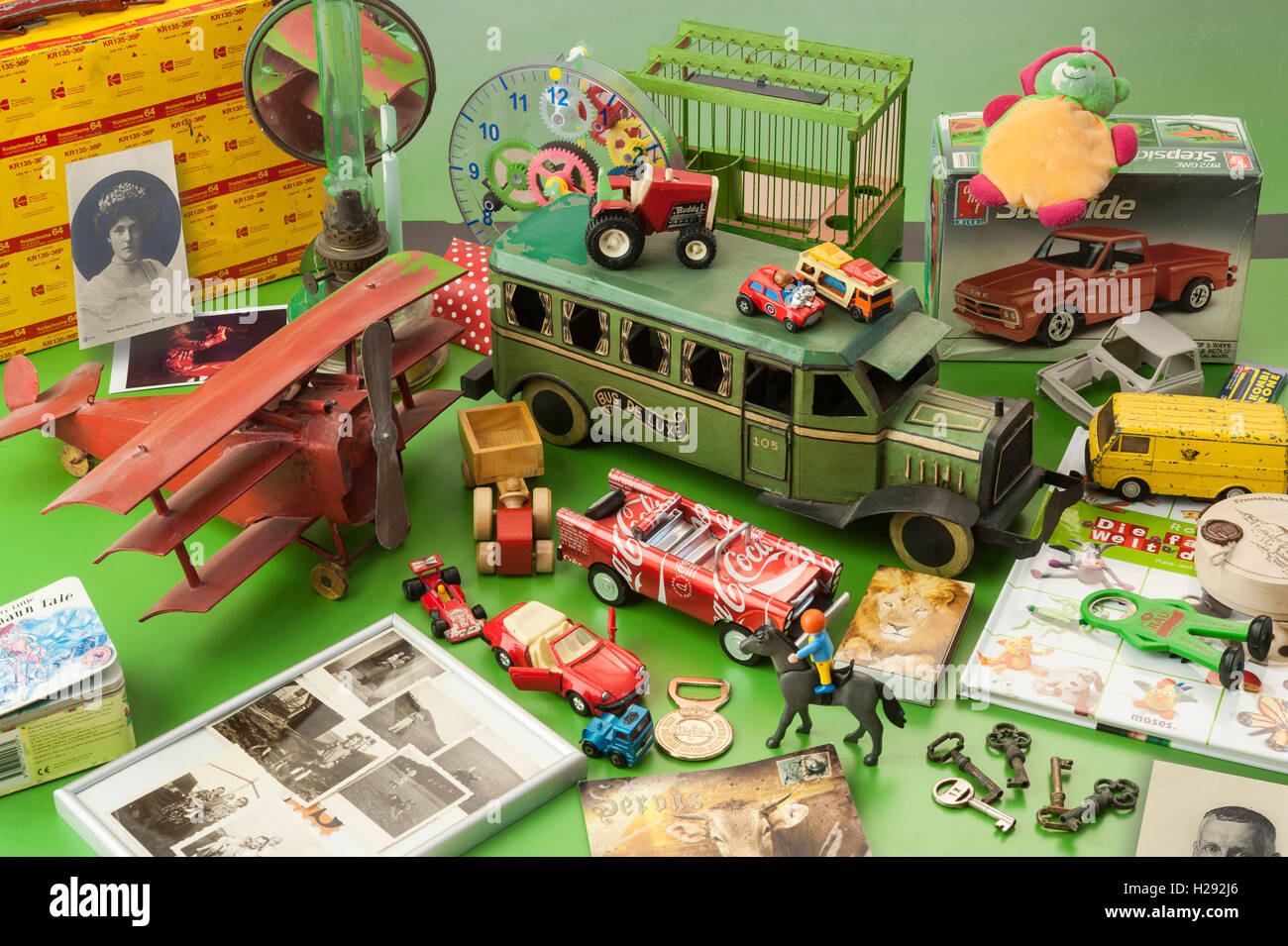 Detailfoto vom Flohmarkt.mit nostalgischen Blechspielzeug Stock Photo