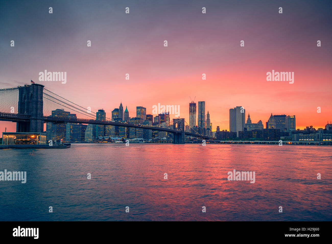 Brooklyn bridge and Manhattan at dusk Stock Photo - Alamy