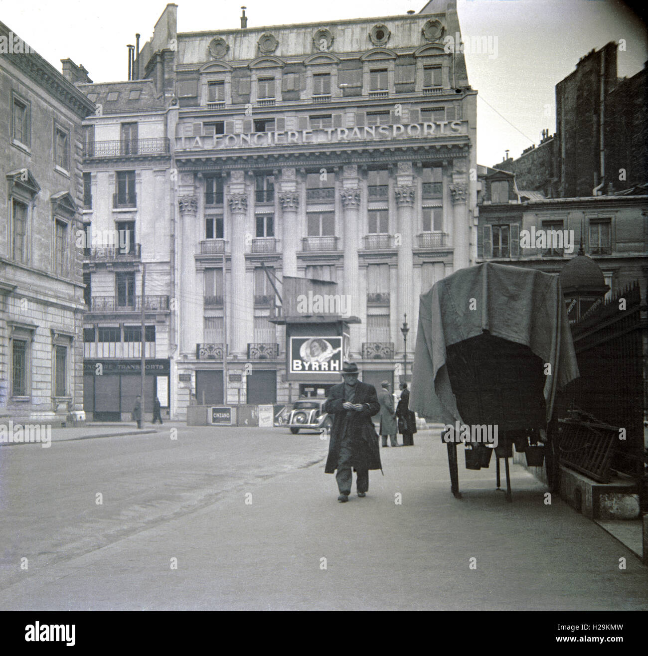 Paris street 1930s hi-res stock photography and images - Alamy