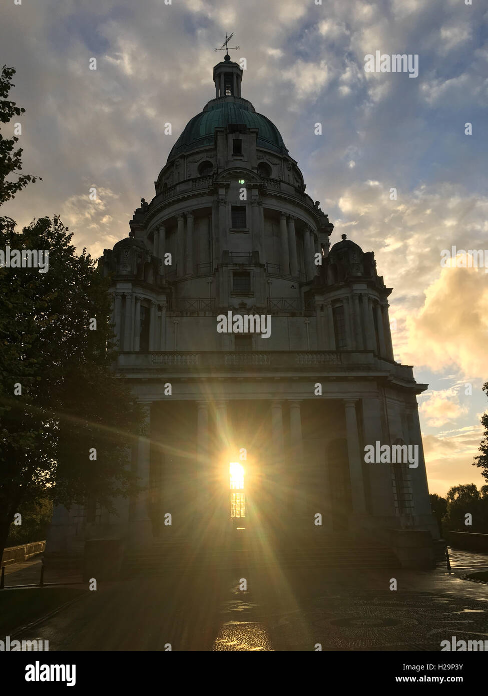 Ashton memorial, Lancaster, UK. 25th September, 2016.  The evening sun shines through the Ashton Memorial in Williamson's Park Lancaster Credit:  David Billinge/Alamy Live News Stock Photo