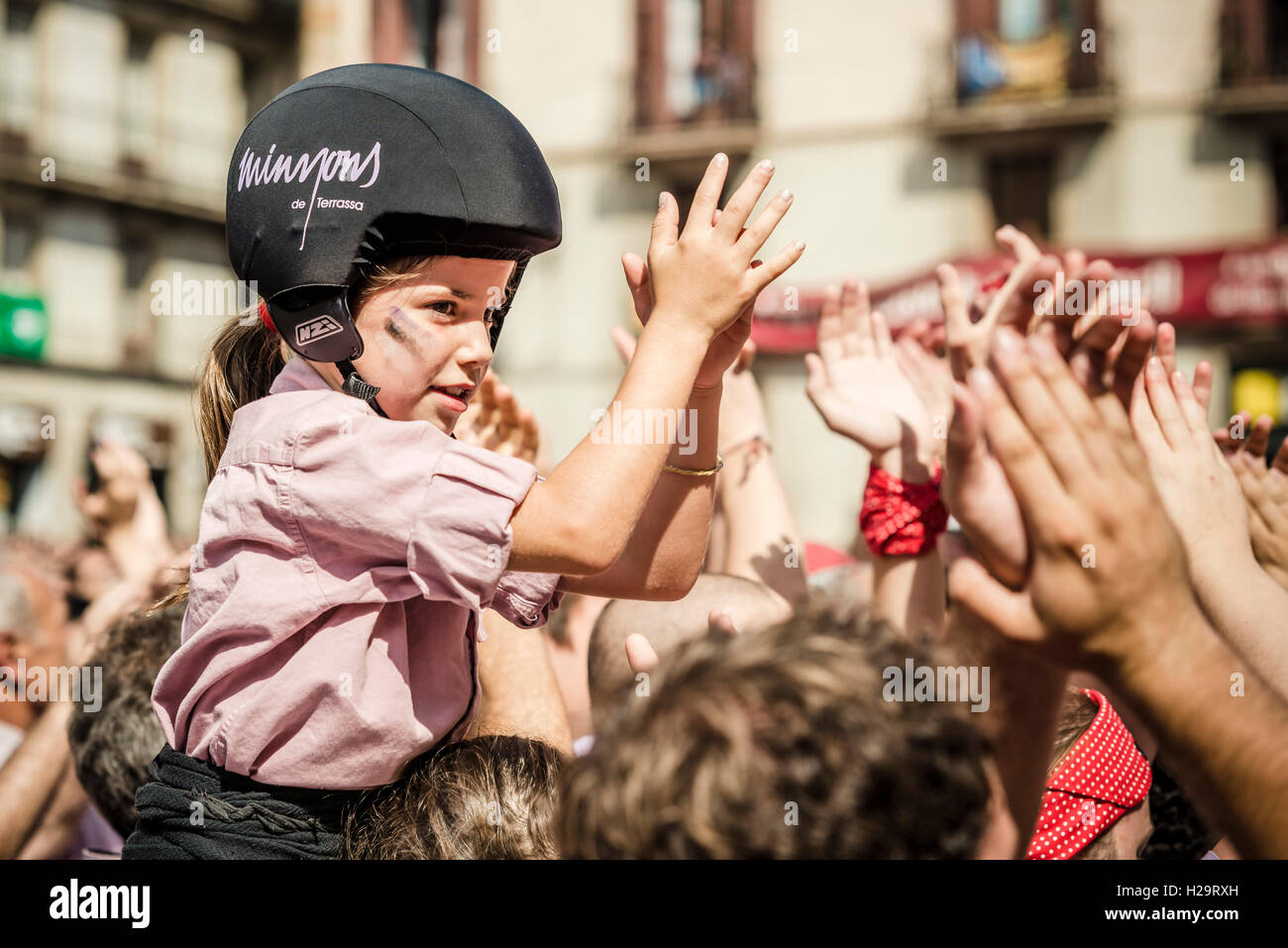Barcelona, Spain. 25th Sep, 2016. The 'Minyons de Terrassa' celebrate a human tower during Barcelona's city holiday 'La Merce' Credit:  matthi/Alamy Live News Stock Photo